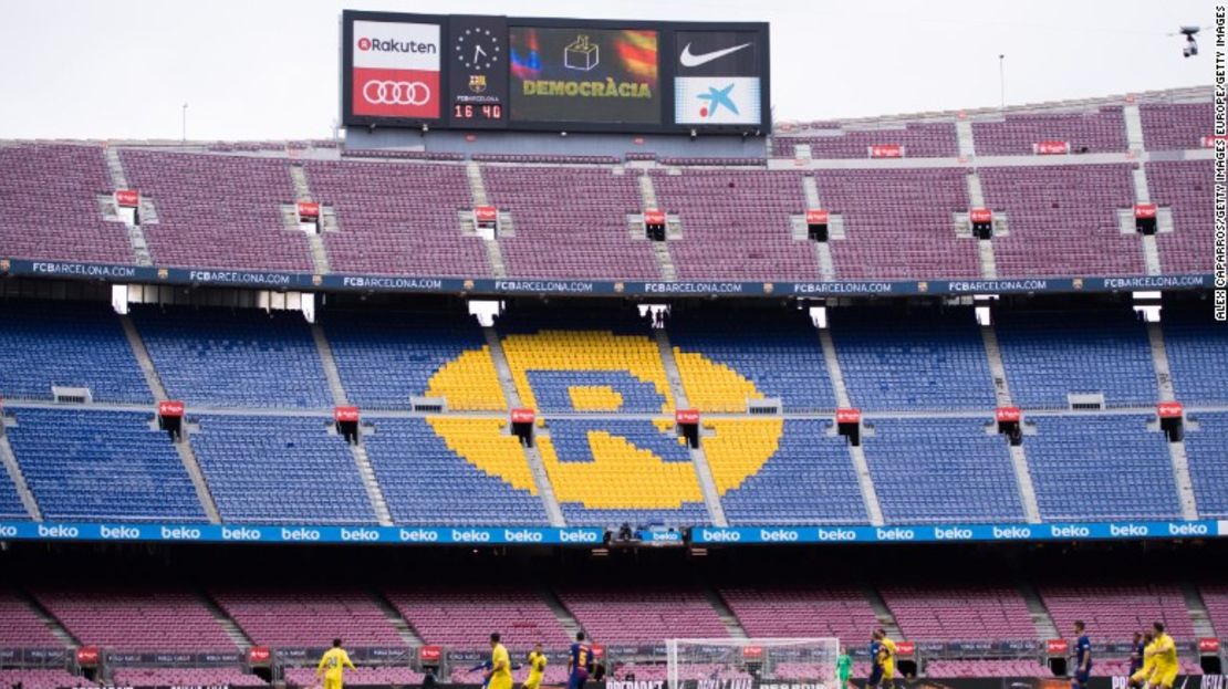 La palabra ‘Democracia’ aparece en el tablero del estadio Camp Nou durante un partido del FC Barcelona’.