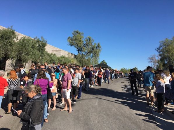 Héctor Salas, publicó estas fotografías en su cuenta de Twitter. “Esto es EE.UU.: la gente viene junta para ayudar. Probablemente más de 1.000 personas esperando para donar sangre”, escribió.