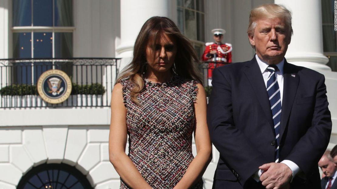 La primera dama de EE.UU., Melania Trump, junto al presidente Donald Trump en un minuto de silencio por las víctimas de la masacre en Las Vegas, este 2 de octubre.