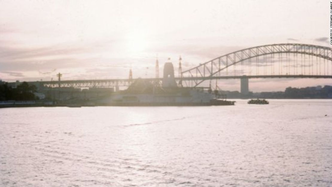 El abuelo de Tomkins tomó esta imagen del Sydney Harbour cuando la famosa Casa de la Ópera todavía se estaba construyendo