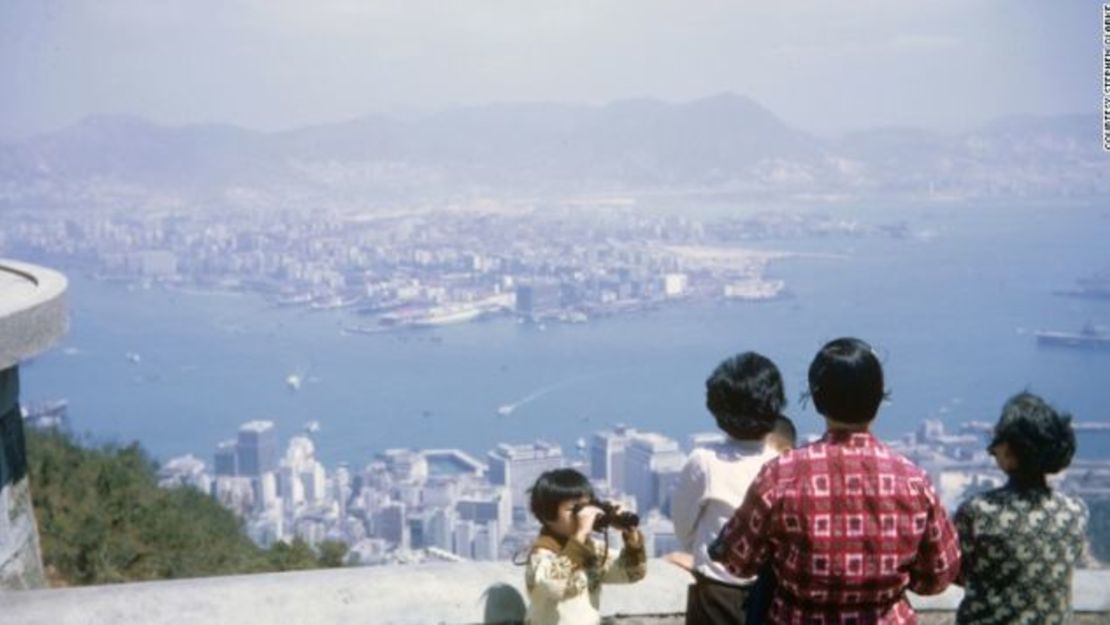 Clarke –luego Tomkins– viajó alrededor del mundo, incluyendo Hong Kong.