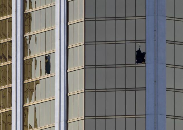 Desde el piso 32 del hotel, Paddock reventó dos ventanas de su habitación con un martillo: una en el frente y otra en la esquina. Luego eligió un arma, apuntó a los espectadores del concierto, y abrió fuego indiscriminadamente.