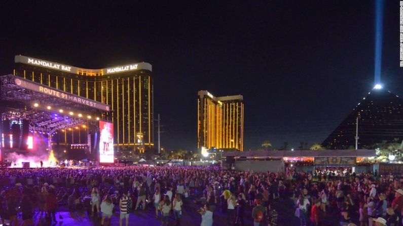 Eran las 10 p.m. del domingo 1 de octubre y 22.000 asistentes permanecían en el lugar para finalizar la fiesta con Jason Aldean, encargado del acto final. Así se veían los asistentes al festival el día 2, casi 24 horas antes del mortal ataque.