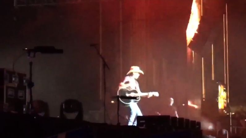 No fue sino hasta la tercera línea —que decía ‘Some days I'd rather be a no show’ (Algunos días preferiría no venir)— que Aldean se dio cuenta de que algo aterrador estaba sucediendo. Entonces salió del escenario.