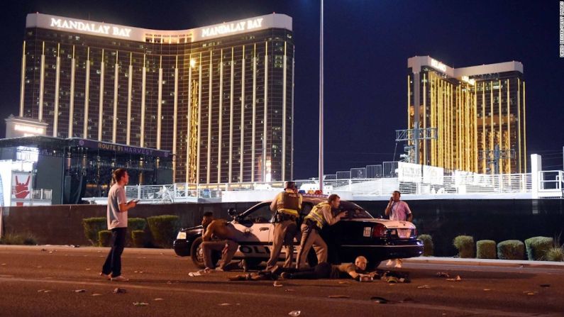 Mientras tanto un equipo SWAT revisaba metódicamente cada piso del Mandalay Bay Hotel. El equipo de seguridad revisó el piso 29, el 30, el 31. “Estoy dentro del Mandalay Bay en el piso 31 y puedo escuchar el sonido de un rifle automático viniendo del piso de arriba”, dijo uno del equipo por el radio. “Un piso arriba de nosotros”.