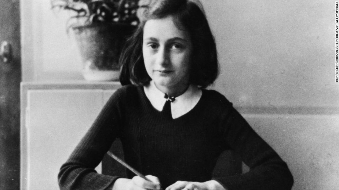 Ana Frank fue enviada a un campo de concentración después de que la Gestapo la descubrió a ella, su familia y otra familia judía en la casa donde se escondían, en Ámsterdam.