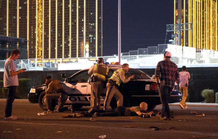 Un grupo de agentes de Policía toma posición afuera del hotel Mandalay Bay, ubicado justo en frente de la calle donde se realizaba el concierto. Según las autoridades, el atacante disparó contra la multitud desde el piso 32 del hotel.