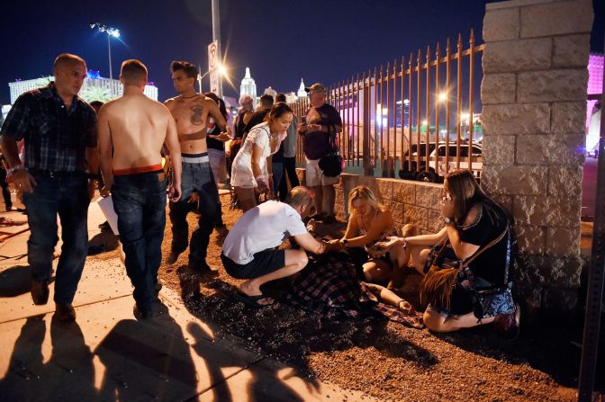 Un grupo de personas se reúne alrededor de una víctima, afuera de la zona donde se realizaba el festival.