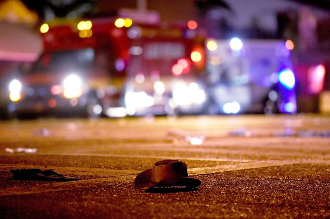 Un sombrero de vaquero permanece en el suelo, tras el tiroteo.