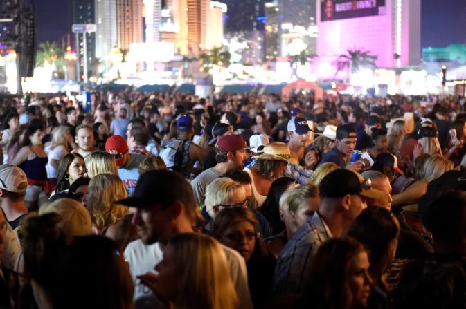 Los asistentes se encontraban en el Festival Route 91 Harvest, un evento de música country de tres días. Jason Aldean estaba en el escenario cuando empezó el ataque.