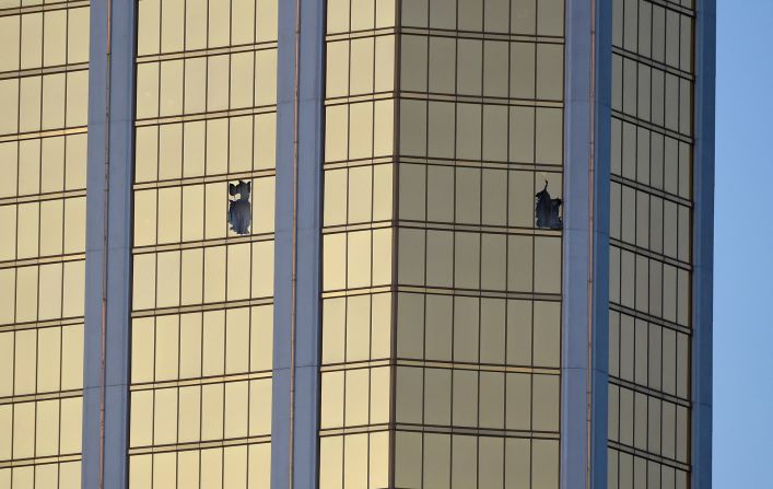 Las ventanas rotas del hotel Mandalay Bay en la mañana de este lunes. El atacante estaba disparando desde el piso 32, según la Policía. “Cuando me detengo a pensar un momento, es difícil comprender lo que viví”, confesó Becker. “Yo estaba en piloto automático, simplemente haciendo mi trabajo y capturando lo que estaba pasando, algo que creo es importante. Las imágenes impactantes como estas cuentan una historia. Llevan a que las personas lo piensen dos veces antes de hacer algo así, también mueven a los gobiernos a cambiar las políticas para prevenir que actos tan horribles como este vuelvan a ocurrir”, concluyó.