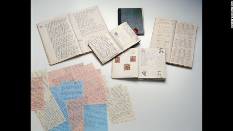 Cuando su diario estaba casi lleno, Ana continuó escribiendo, usando varios cuadernos. En 1944, decidió volver a escribir sus entradas en el diario en forma de una novela, con la intención de publicarlo después de la guerra, según los curadores de la Casa de Ana Frank en Ámsterdam. Aquí se muestran las diferentes versiones de su diario, conocidas ahora como versiones A, B y C.