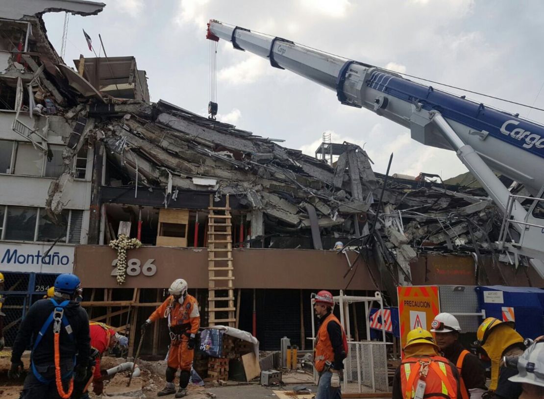 Y así luce el edificio en las tareas de rescate.