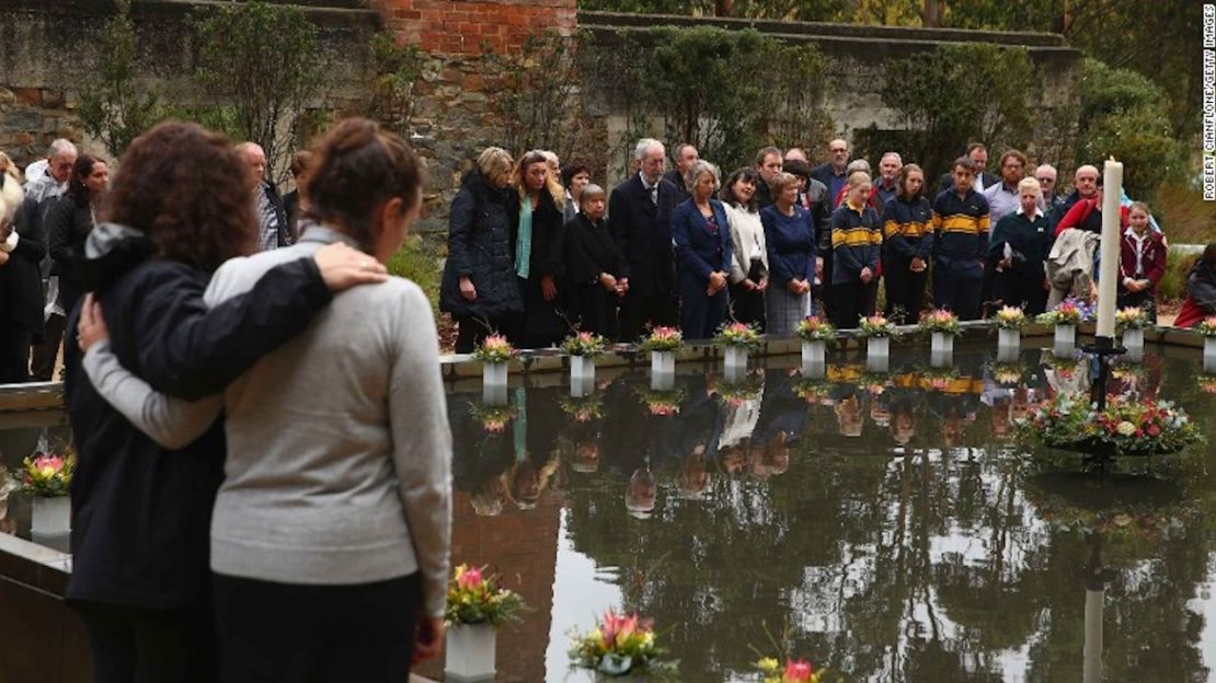 Familiares de las víctimas y miembros de la comunidad hacen ofrendas florales en Port Arthur, Australia, el 28 de abril de 2016, para conmemorar el aniversario número 20 de la masacre que dejó 35 muertos.