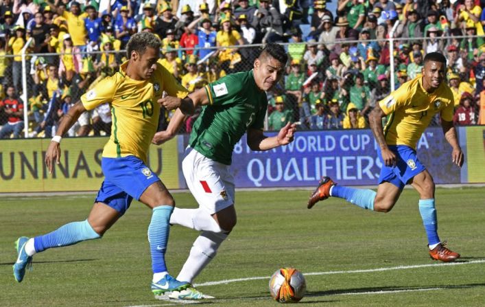 Neymar no le pudo marcar al portero Lampe. Bolivia y Brasil empataron 0-0.