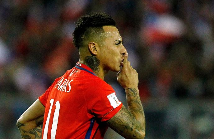 Eduardo Vargas anotó el primero ante Ecuador.