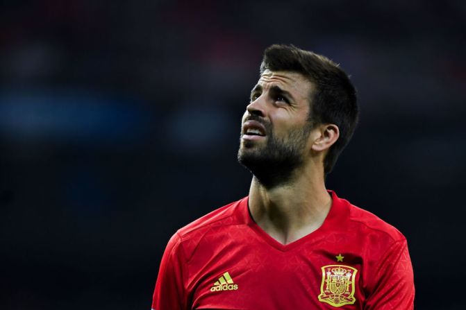 Desde hace tiempo, Piqué es blanco de las críticas de una parte de la afición de la selección española, que lo ha recibido con silbidos en varios estadios en los que 'La Roja' ha jugado.