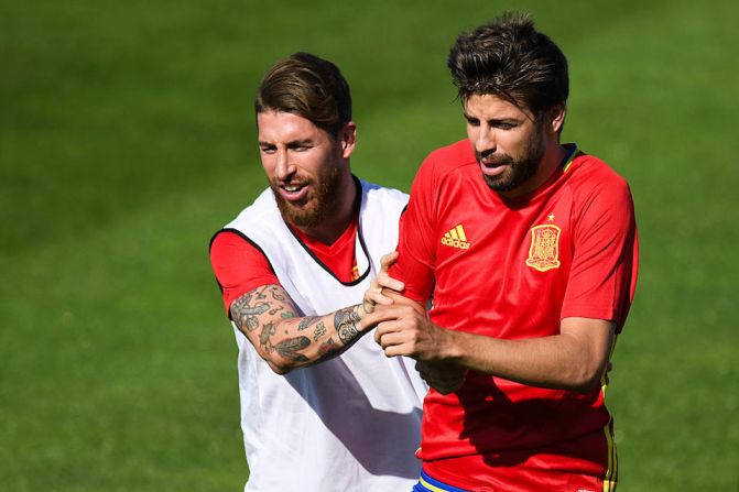 Esa rivalidad con el Real Madrid la ha trasladado a la selección, donde ha cruzado críticas con Sergio Ramos, capitán del club capitalino y de "la Roja". No obstante, Piqué asegura que él y Ramos se llevan bien.