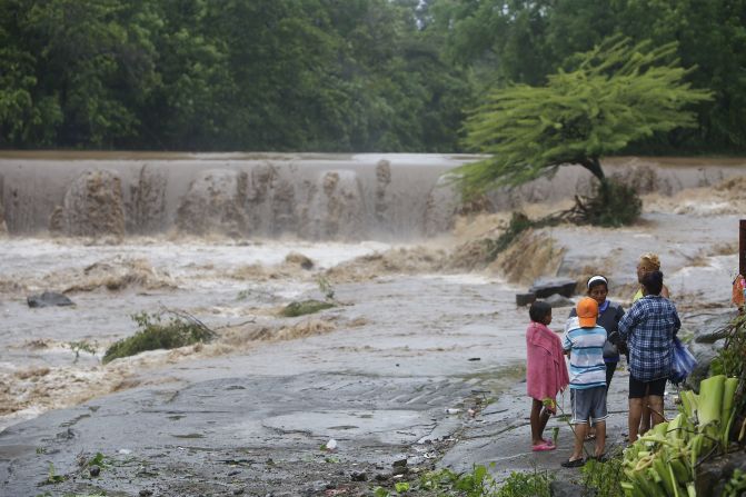 Residentes miran las inundaciones del río Masachapa en Nicaragua el 5 de octubre.