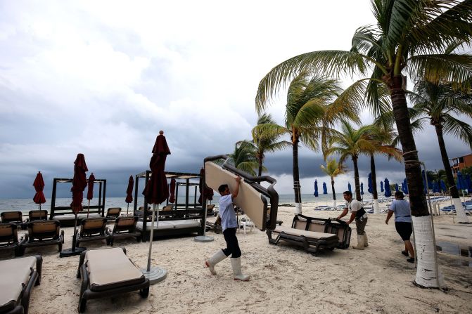 Personal de un hotel guarda los elementos de la playa antes del paso de Nate, en Cancún, México, el 6 de octubre.