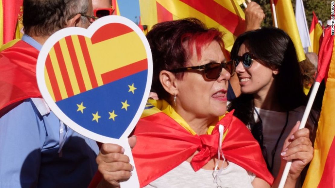 Una mujer participa en una manifestación a favor de la unidad de España este domingo en Barcelona.