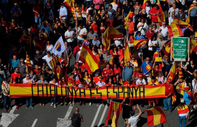 De acuerdo con un mensaje en Twitter de la Guardia Civil de Barcelona, en la manifestación participaron unas 350.000 personas. Mientras que los organizadores dijeron que había 950.000.