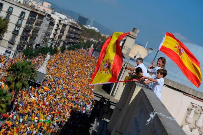 Cientos de miles de personas marcharon este domingo en Barcelona en una manifestación a favor de la unidad de España y contra la independencia de Cataluña luego del referéndum de la semana pasada a favor de la separación de esta región autónoma de España.