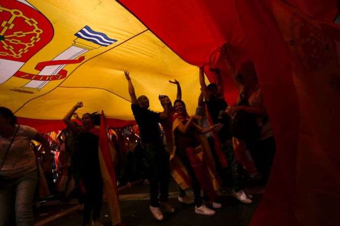 La manifestación fue convocada por la organización cívica "Societat Civil Catalana" (Sociedad Civil catalana) para respaldar la unidad de España.