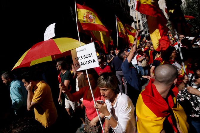 Los manifestantes llevaban banderas de España, de Cataluña y mensajes como "Todos somos Cataluña".