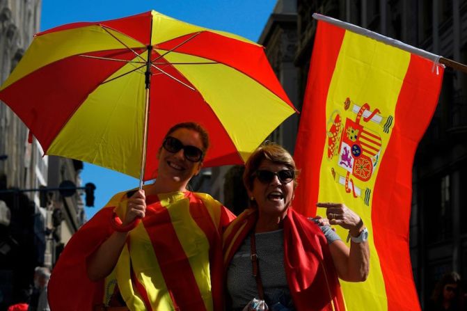 Los colores de la bandera de España dominaban en la manifestación.