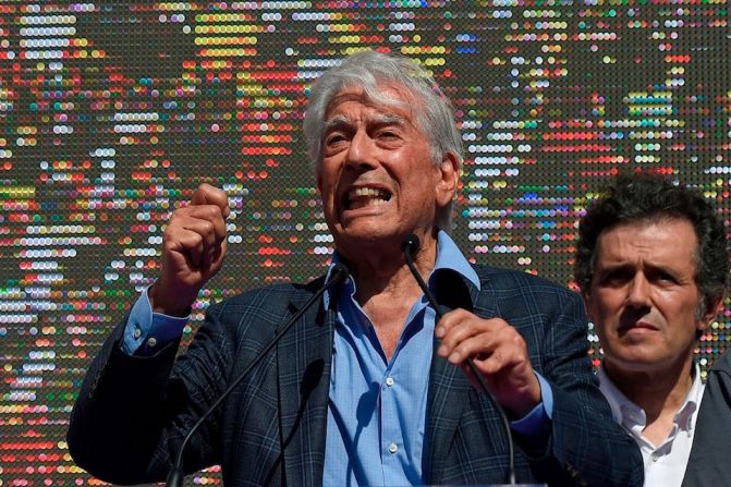 El escritor peruano y Premio Nobel de Literatura Mario Vargas Llosa dio un discurso durante la manifestación: "Ahora, desde hace 40 años, además de recuerdos de un pasado a veces glorioso y a veces trágico, España es una tierra de libertad, de legalidad y eso el independentismo no lo va a destruir", dijo.