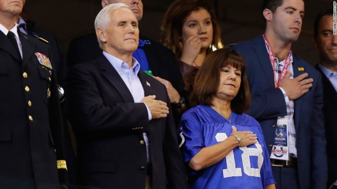 El vicepresidente Mike Pence y su esposa durante la entonación del himno estadounidense.