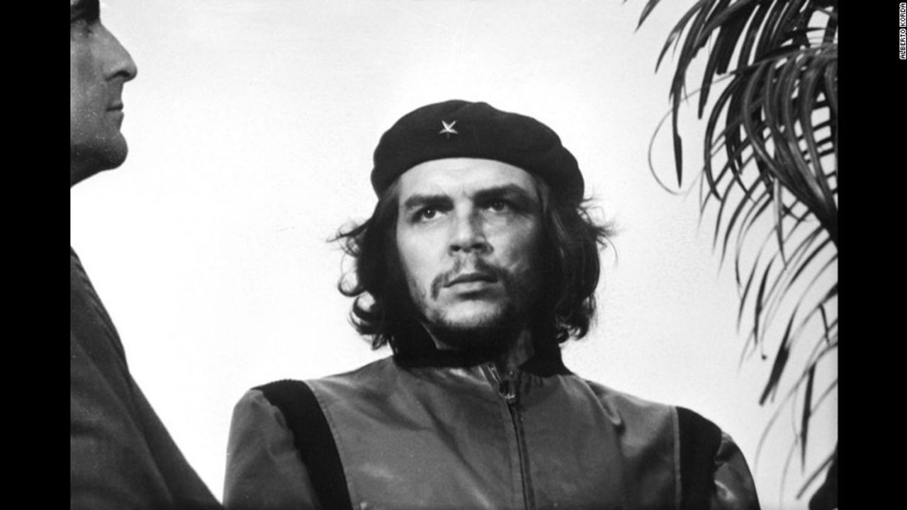 Esta icónica imagen de 'Che' fue tomada el 5 de marzo de 1960, publicada en Cuba en 1961 e internacionalmente en 1967. Actualmente se  ha convertido en un símbolo ampliamente usado en artículos de vestir y más.