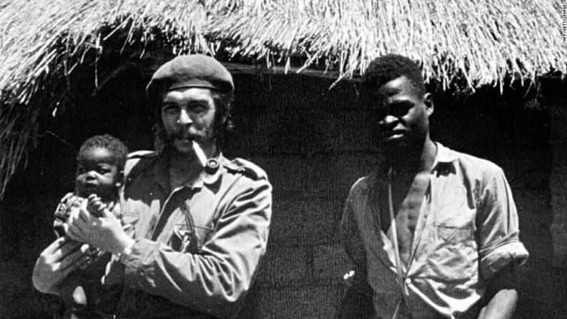 El guerrillero argentino posa con un soldado en el Congo. Después de estar allí, el 'Che' pasó varios meses en Tanzania.