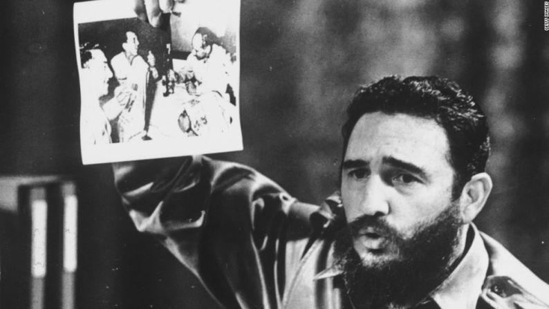 Fidel Castro muestra una foto del 5 de julio de 1968 en la que, según él, el general Ovando Candia y otros miembros del Ejército boliviano aparentemente celebran la muerte del 'Che'.