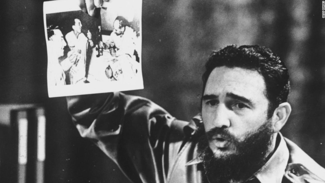 Fidel Castro muestra una foto del 5 de julio de 1968 en la que, según él, el general Ovando Candia y otros miembros del Ejército boliviano aparentemente celebran la muerte del 'Che'.