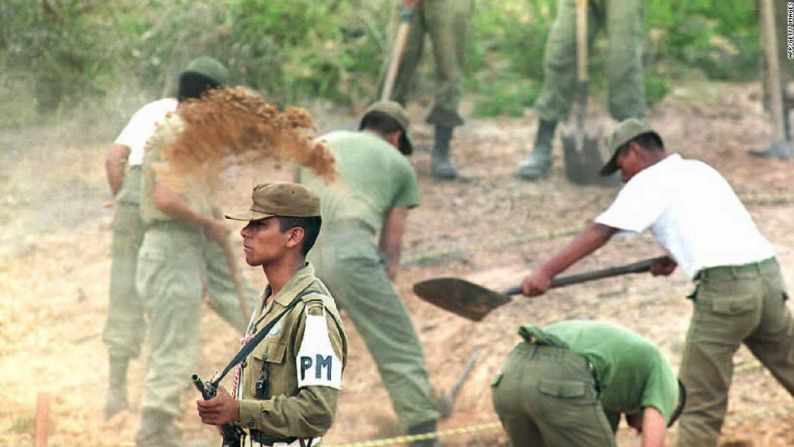 La policía militar de Bolivia protege el sitio donde fue enterrado Guevara.