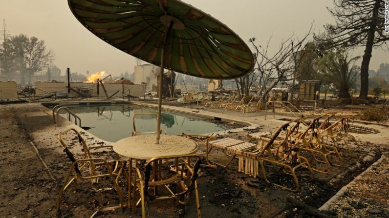 Así quedo la zona de la piscina de un parque de remolques en Santa Rosa después del feroz incendio forestal.