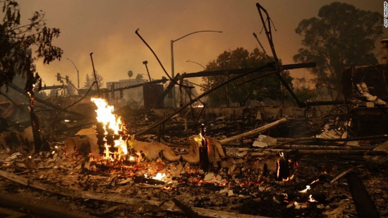 Las llamas siguen encendidas en los restos de un edificio comercial en Santa Rosa que quedó carbonizado.