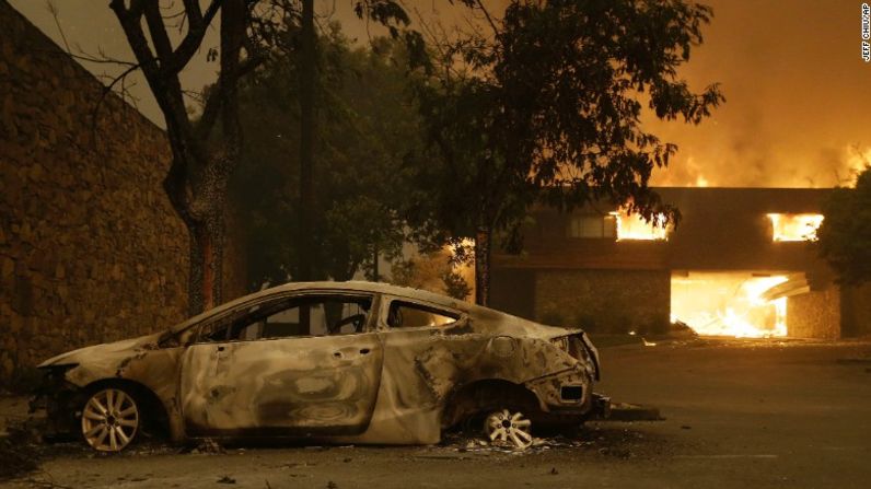 Las llamas siguen encendidas en los restos de un edificio comercial en Santa Rosa que quedó carbonizado.