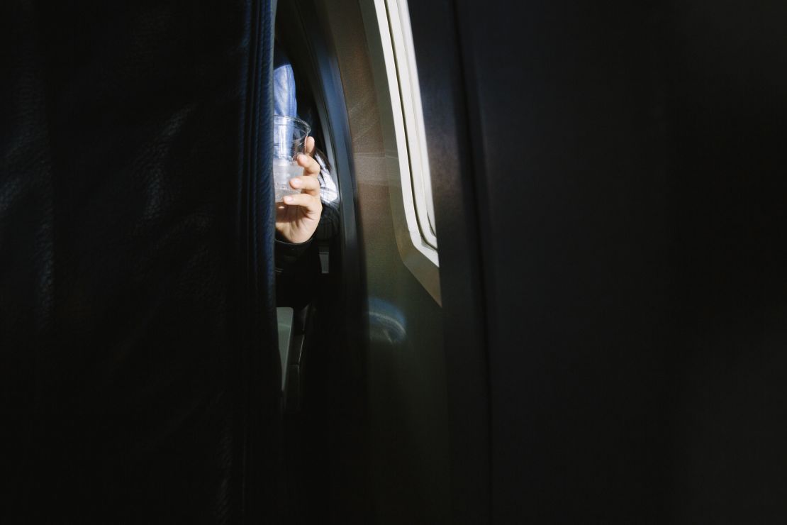 En este vuelo había tres menores deportados como parte de lo que ICE denomina “unidades familiares”, cada niño viaja con su padre.