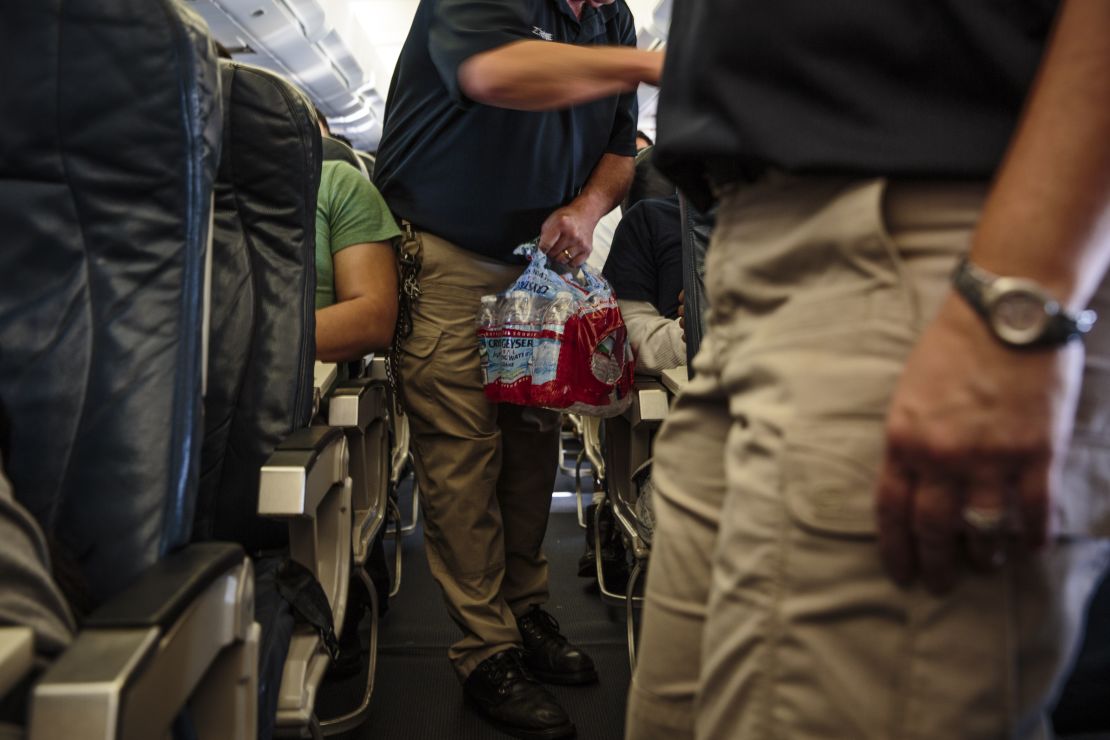 Los deportados a bordo de este vuelo reciben sándwiches, barras de granola y agua embotellada.