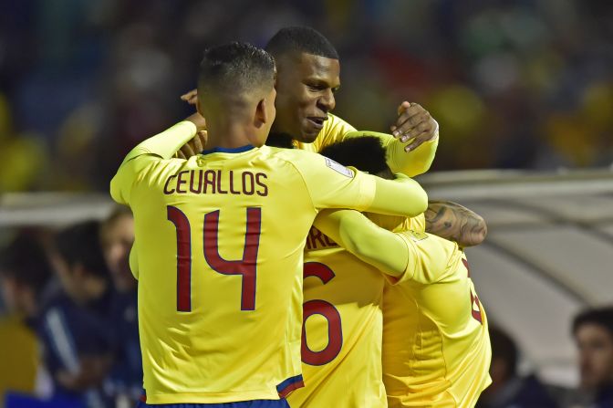 Los jugadores ecuatorianos celebran el gol tempranero de Romario Ibarra ante Argentina.