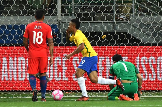 Brasil goleó a Chile y lo dejó por fuera del Mundial.