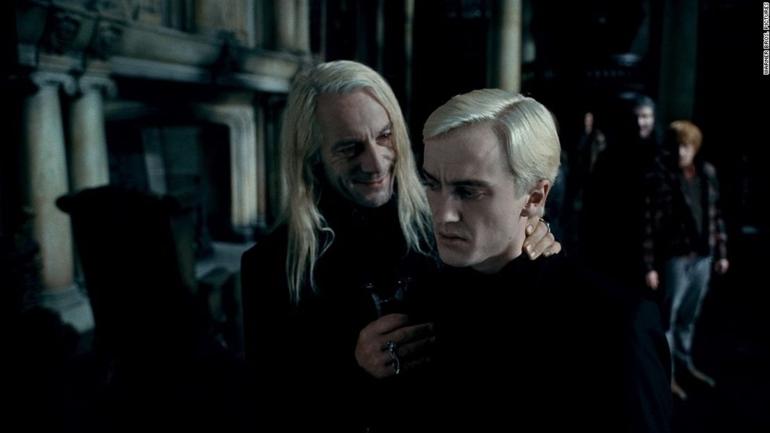 Jason Isaacs y Tom Felton interpretaron a los malvados padre e hijo Lucius y Draco Malfoy en la adaptación cinematográfica de la serie. Aquí en la película "Harry Potter y las reliquias de la muerte".