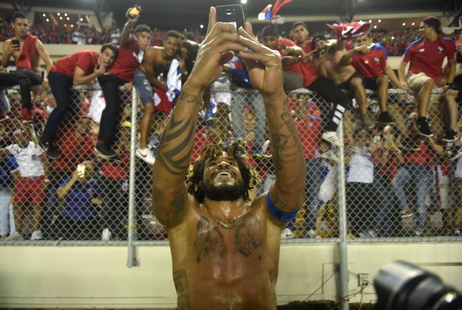 Román Torres celebra con los hinchas la clasificación de Panamá.