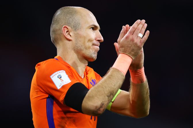 Arjen Robben (Holanda). El subcampeón del mundo en Sudáfrica-2010 y tercero del mundo en Brasil-2014, se perdió la Eurocopa 2016 y ahora se perderá el Mundial de Rusia. La ausencia de una de las mejores selecciones del mundo fue una sorpresa por eso y porque, tras quedar eliminados, su capitán, el delantero Arjen Robben (33 años), anunció su retiro de la Selección.