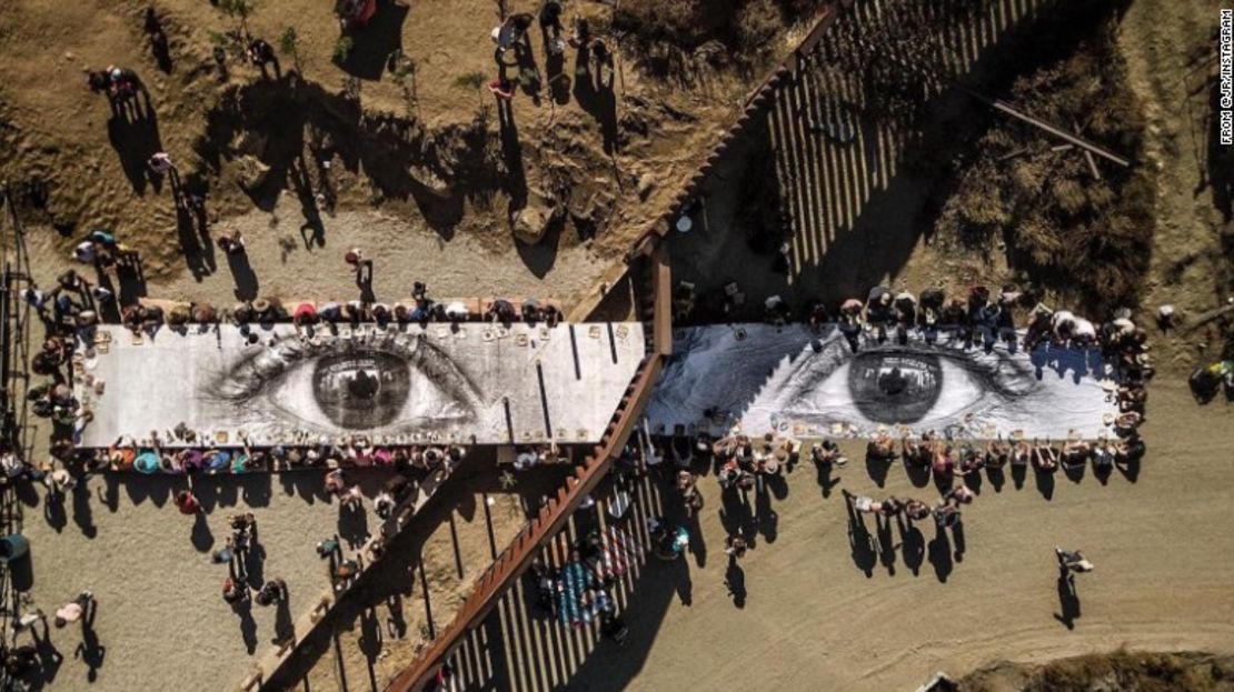 En su cuenta de Instagram el artista francés JR publicó una foto aérea de su "Picnic gigante" en la frontera.