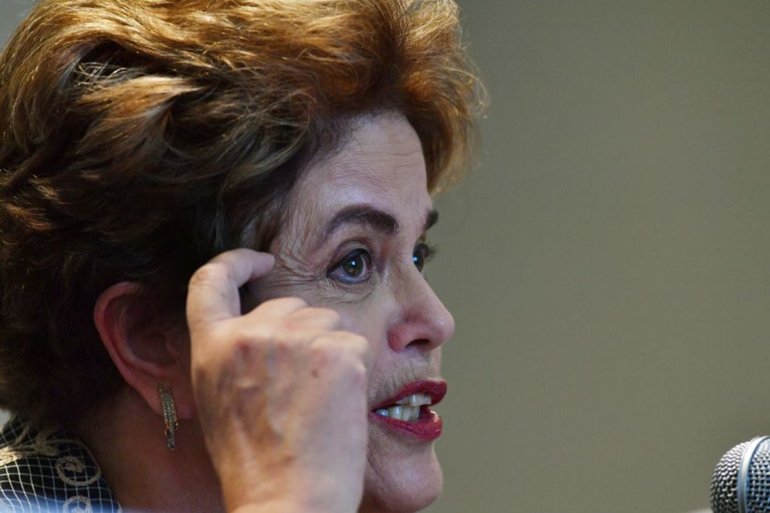 En esta foto aparece la expresidenta de Brasil Dilma Rousseff hablando durante una conferencia de prensa promovida por el Consejo Latinoamericano de Ciencias Sociales (CLACSO) y la Fundación por la Democracia en un hotel de Ciudad de México, en abril de 2017.