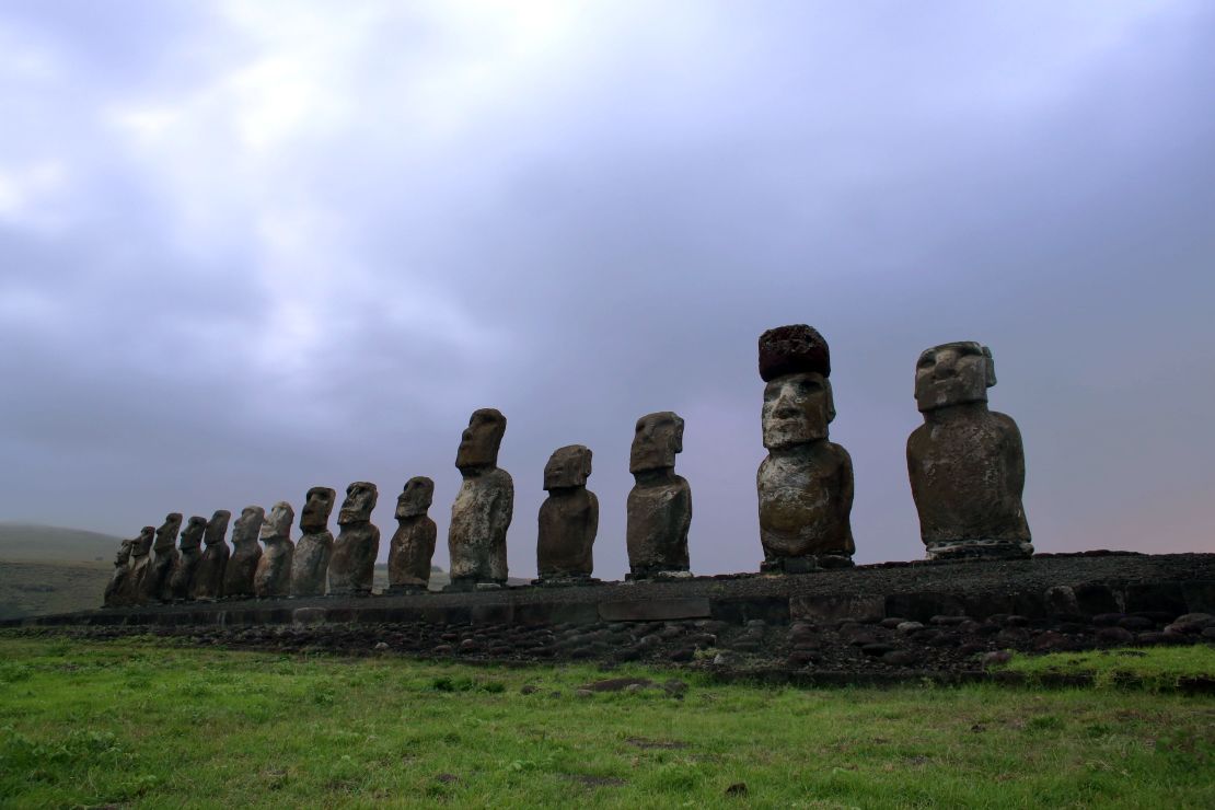 Los famosos Moaís, las estatuas de piedra de la cultura Rapa Nui, en la Isla de Pascua.